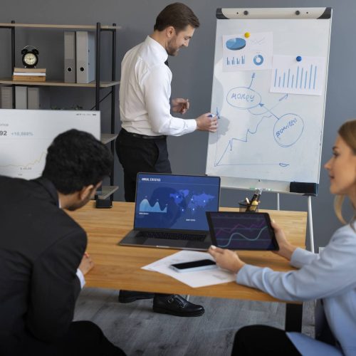 persona-de-negocios-mirando-graficos-de-finanzas persona-de-negocios-mirando-graficos-de-finanzas